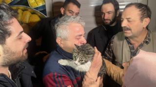 Yangından kurtarılan kedisine kavuşan kişi gözyaşlarını tutamadı