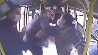 Tuzla’da bir yolcu, direksiyon başındaki minibüs şoförüne saldırdı