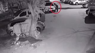 Park halindeki 11 aracın lastiğini patlatıp kaçtı: O anlar kamerada