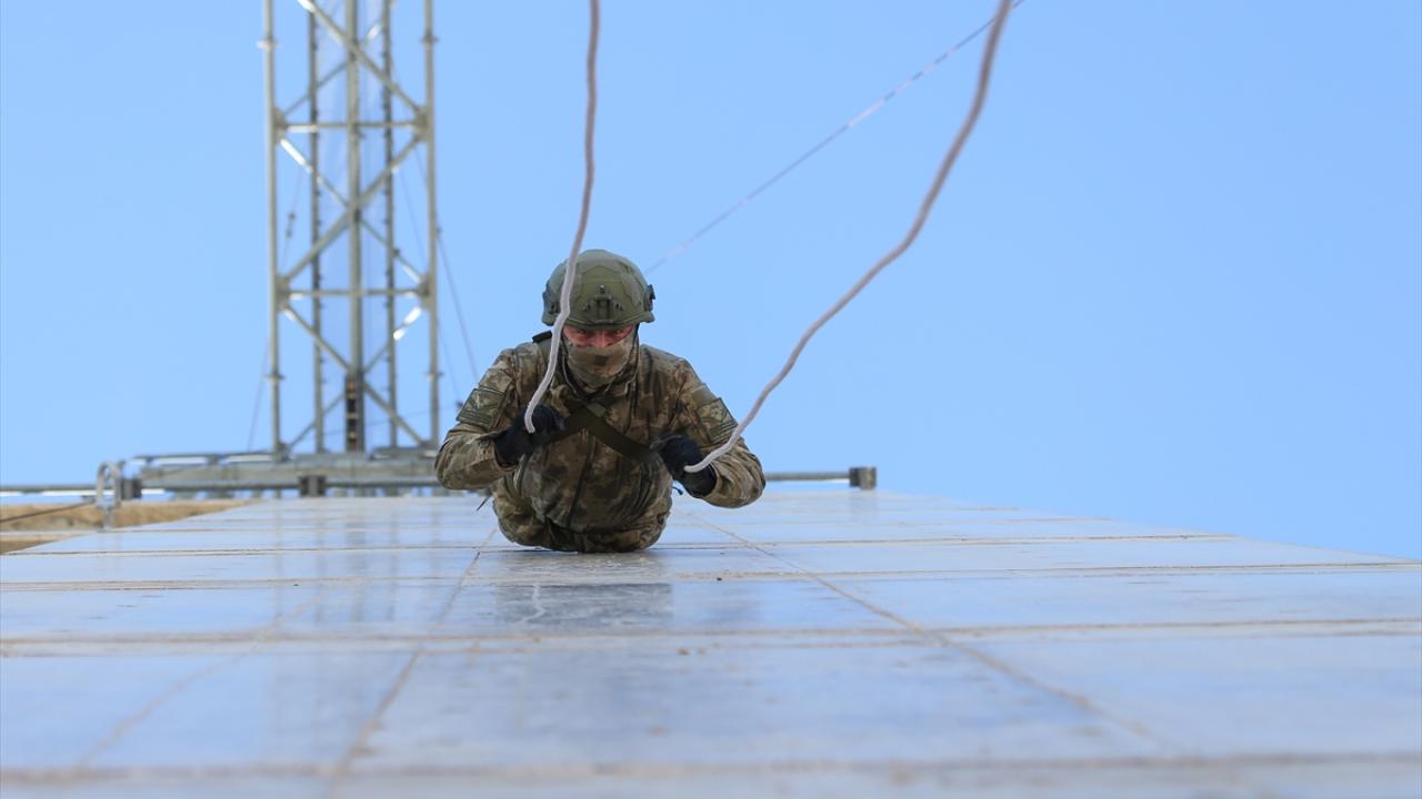 "Kaplan", "Örümcek" ve "Kalça" yöntemiyle 76 metrelik kuleden indiler