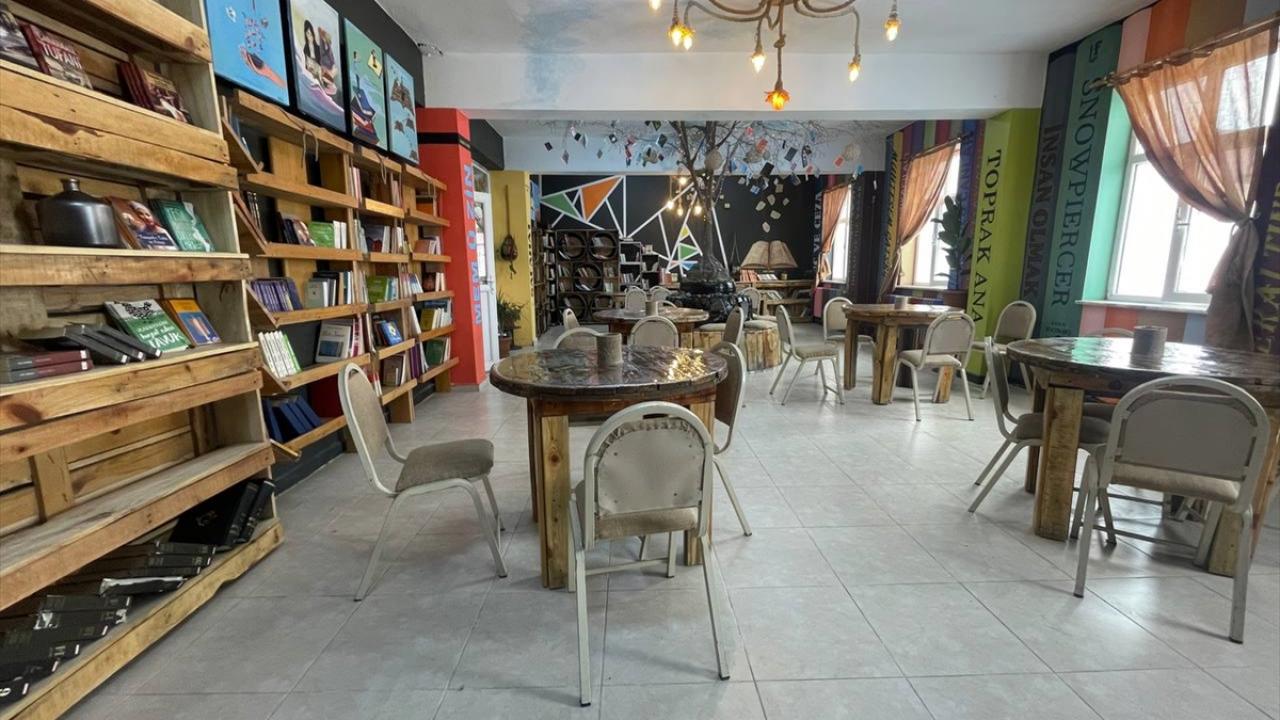 Otantik kütüphanelerde keyifle zaman geçiriyorlar