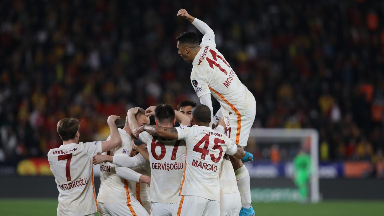 Bir taraftar sahaya girdi