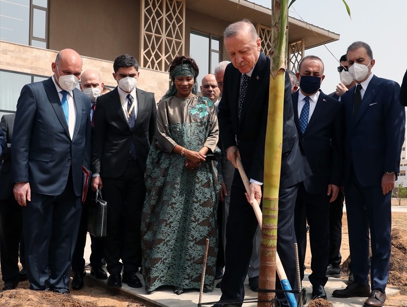 Fidan dikimine katıldı