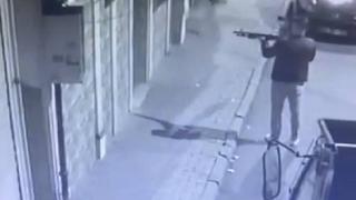 Pompalı tüfekle eğlence mekanını kurşunladı