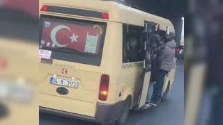 Şoför minibüsün dışına da yolcu aldı