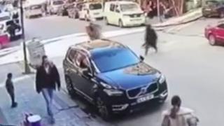 Yayaya çarpmamak için kendisi düştü: O anlar kamerada