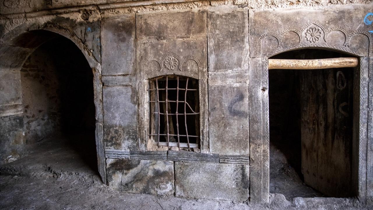 İki katlı, yaklaşık 60 odalı bir yapı