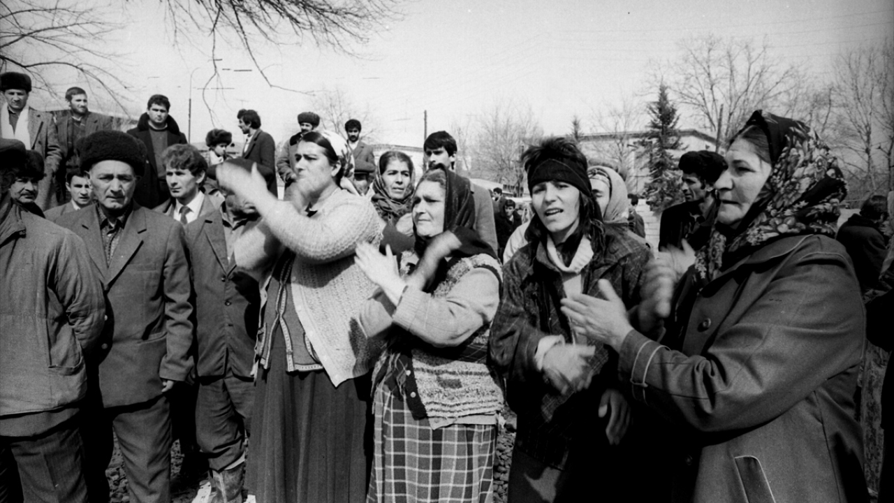 Sovyetler Birliği`nin dağılmasıyla 1991`in son günlerinde Hocalı`yı ablukaya alarak aylar süren saldırılarını 1992`nin 25 Şubat`ında yoğunlaştıran Ermenilerin katlettiği vatandaşlar için Ağdam Camisinde tören düzenlenmişti. (Arşiv)