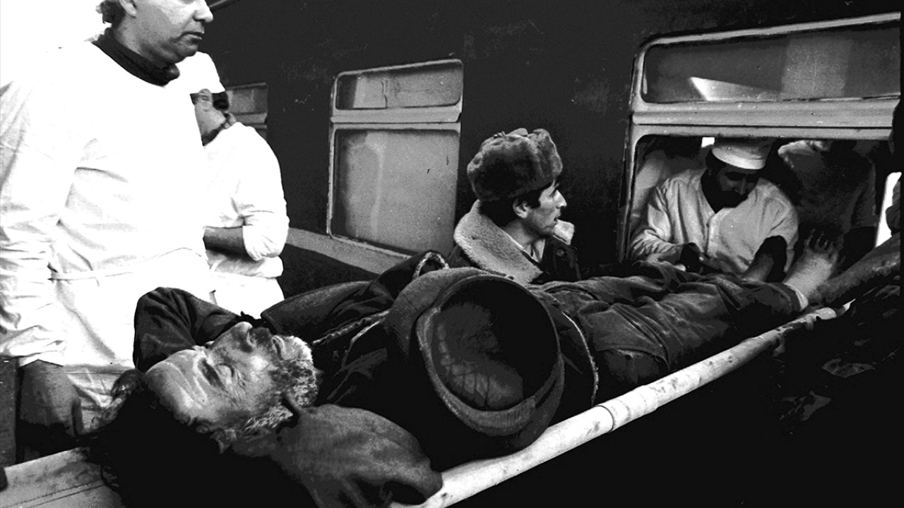 Ermenilerin, Sovyetler Birliği`nin dağılmasıyla 1991`in son günlerinde Hocalı`yı ablukaya alarak aylar süren saldırılarında yaralananlar Ağdam Garından trenlerle Bakü`ye sevk edilmişti. (Arşiv)
