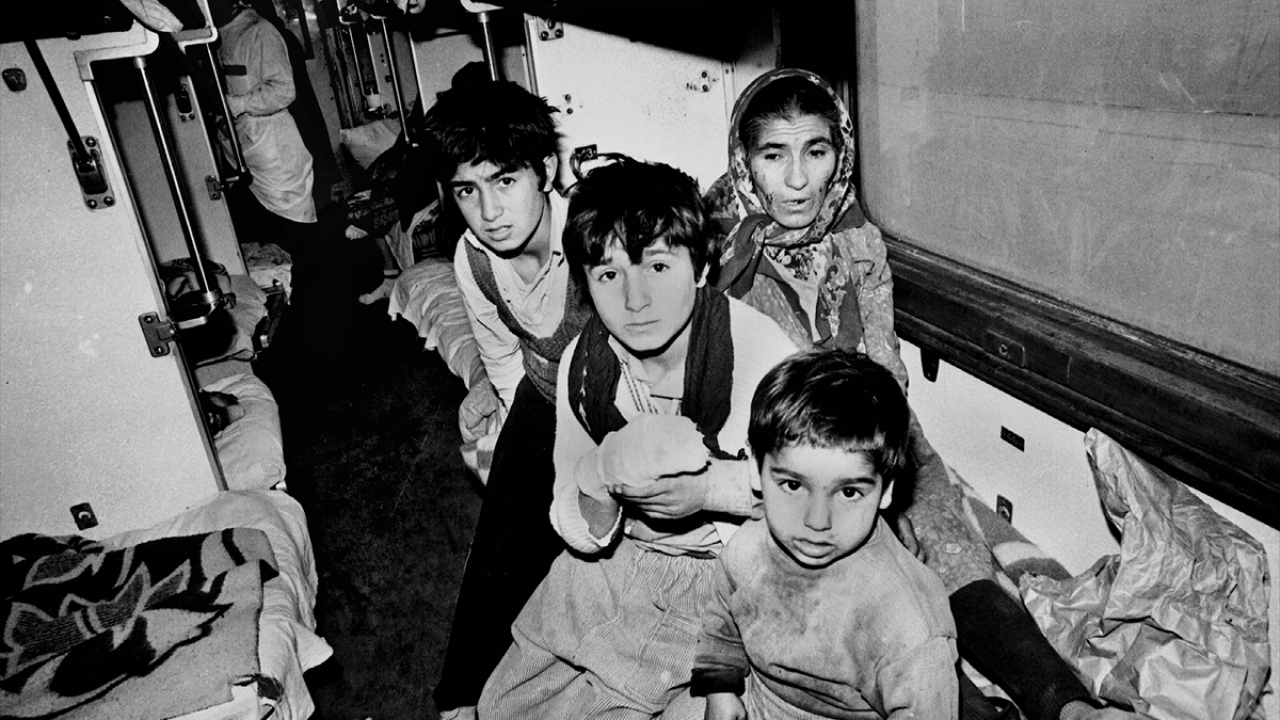 Sovyetler Birliği`nin dağılmasıyla 1991`in son günlerinde Hocalı`yı ablukaya alarak aylar süren saldırılarını 1992`nin 25 Şubat`ında yoğunlaştıran Ermenilerin katliam yaptığı bölgedeki siviller trenlerle Bakü`ye götürülmüştü. (Arşiv)