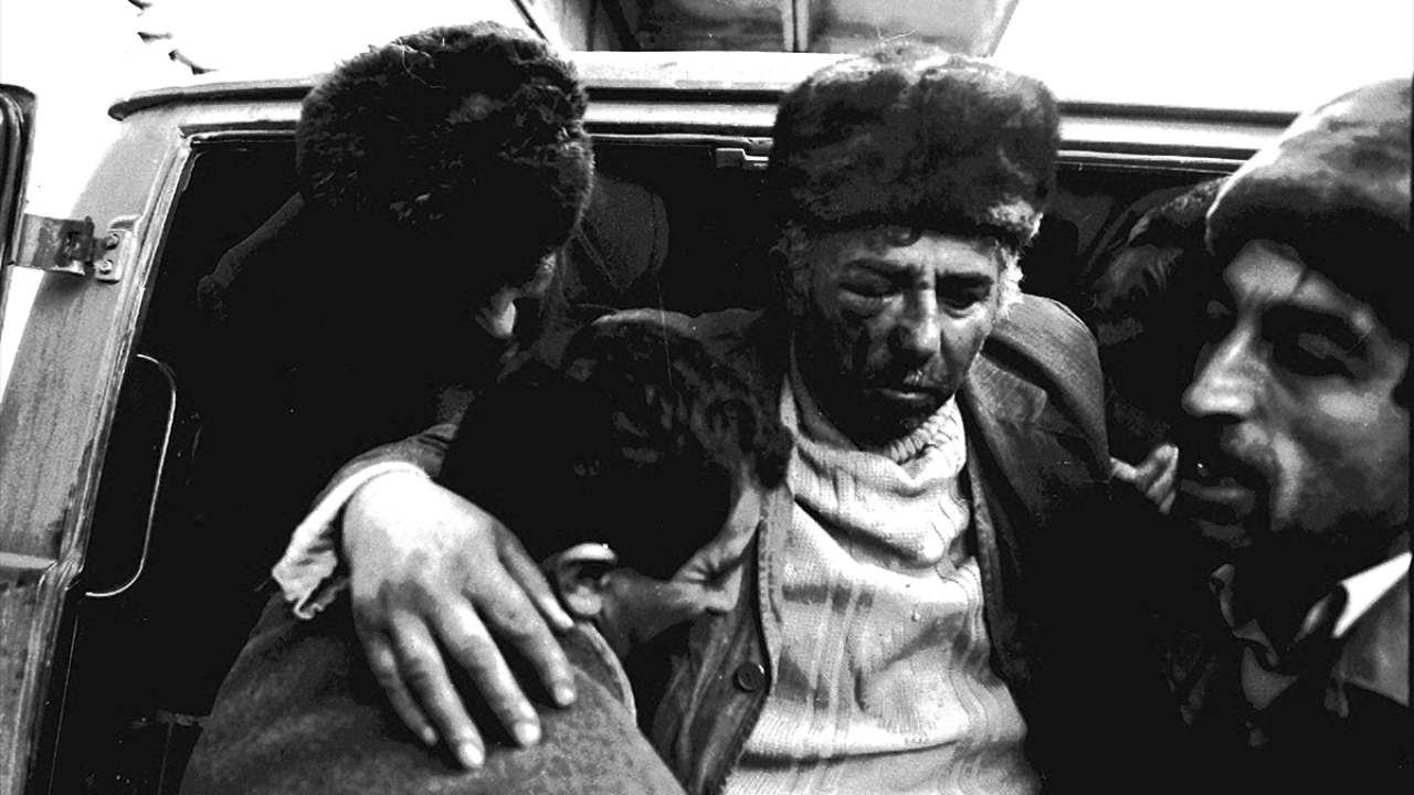 Ermenilerin, Sovyetler Birliği`nin dağılmasıyla 1991`in son günlerinde Hocalı`yı ablukaya alarak aylar süren saldırılarında yaralananlar Ağdam Garından trenlerle Bakü`ye sevk edilmişti. (Arşiv)