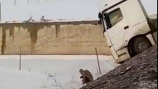 Kontrolden çıkarak devrilen tırın altında kalmaktan son anda kurtuldu