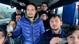 Bakan Çavuşoğlu, Ukrayna’dan tahliye edilen Türk vatandaşlarıyla görüştü