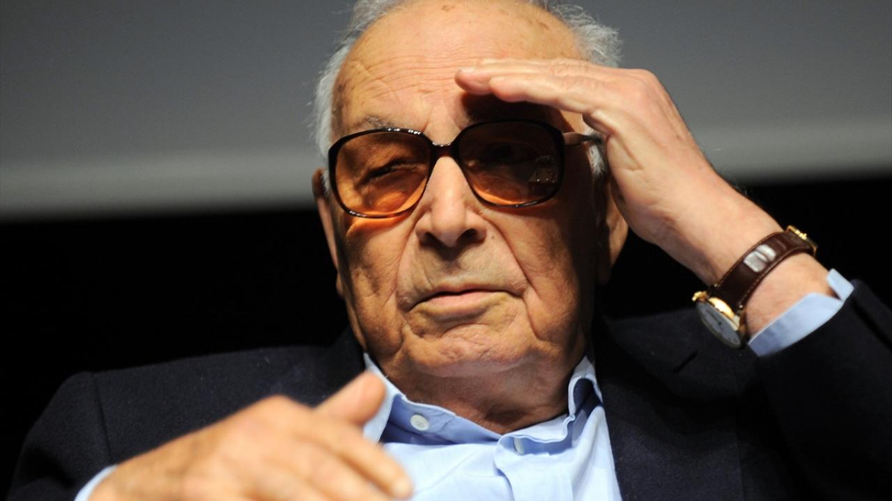 İlk şiiri 1939`da, ilk kitabı 1943`te yayımlandı