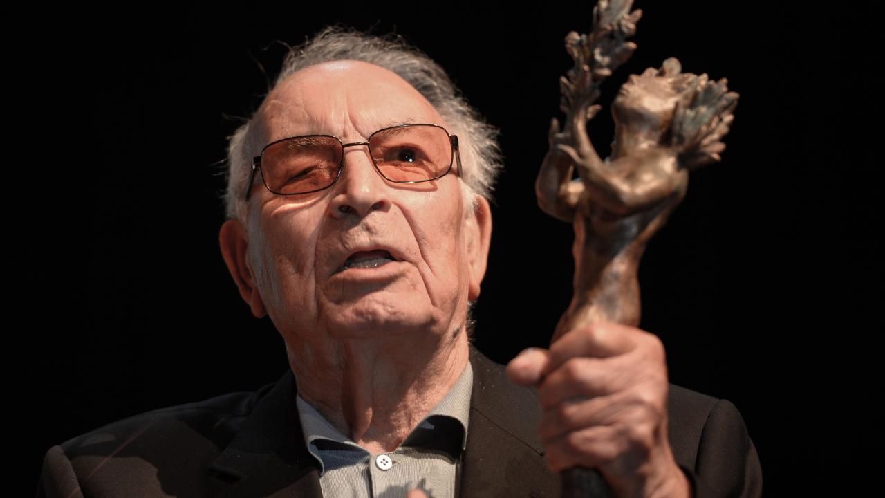 Hayatı boyunca birçok ödüle değer görüldü