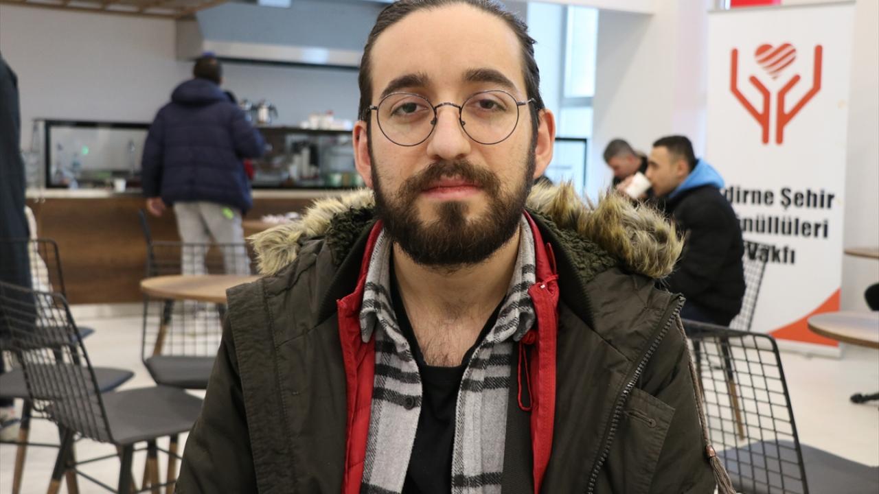 Kaldığı yurdun yakınına füze düştü