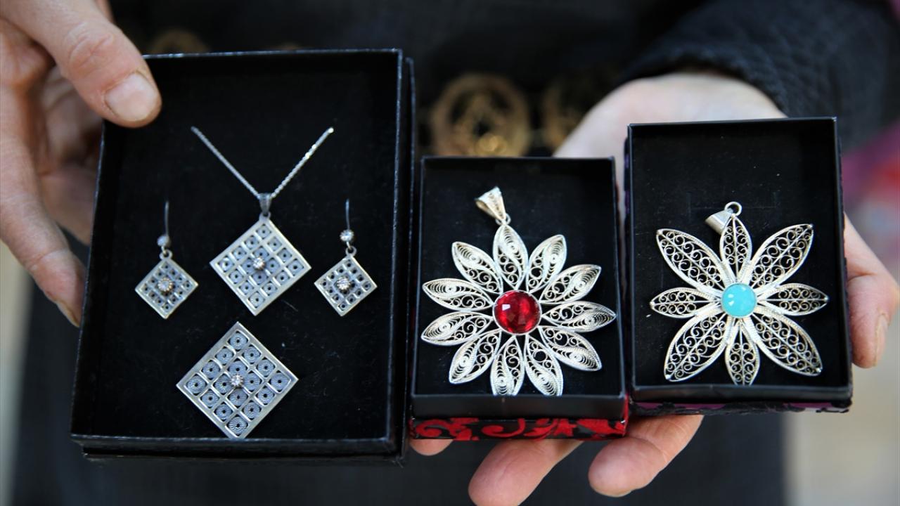 El işçiliği ile gümüşe hassas dokunuş