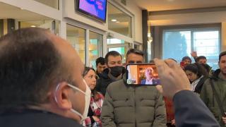 Bakan Çavuşoğlu, Polonya'ya geçen Türk vatandaşlarıyla görüştü