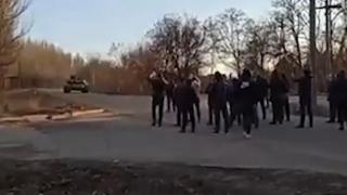 Ukrayna'da siviller Rus tanklarını geri çevirdi