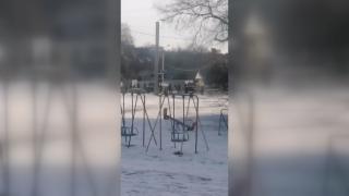 Harkiv'de çocuk parkı ve askerler aynı karede