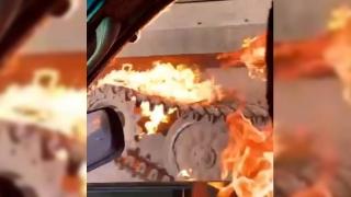 Ukraynalı siviller Rus tanklarına molotof attı