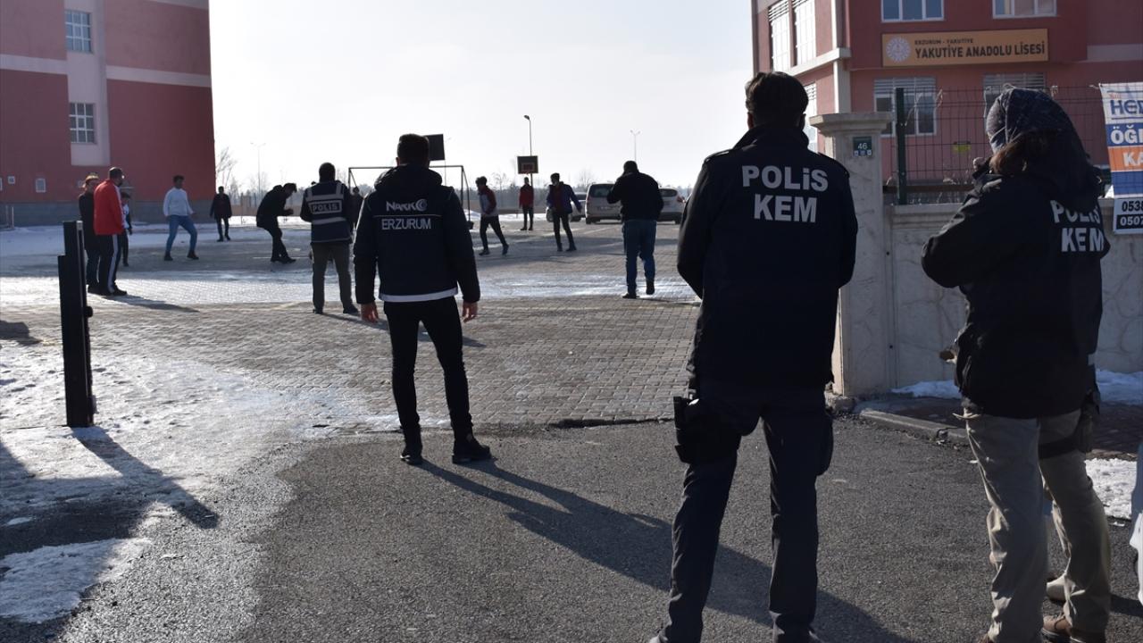 Okul önlerinde uyuşturucu tacirlerine sıkı takip