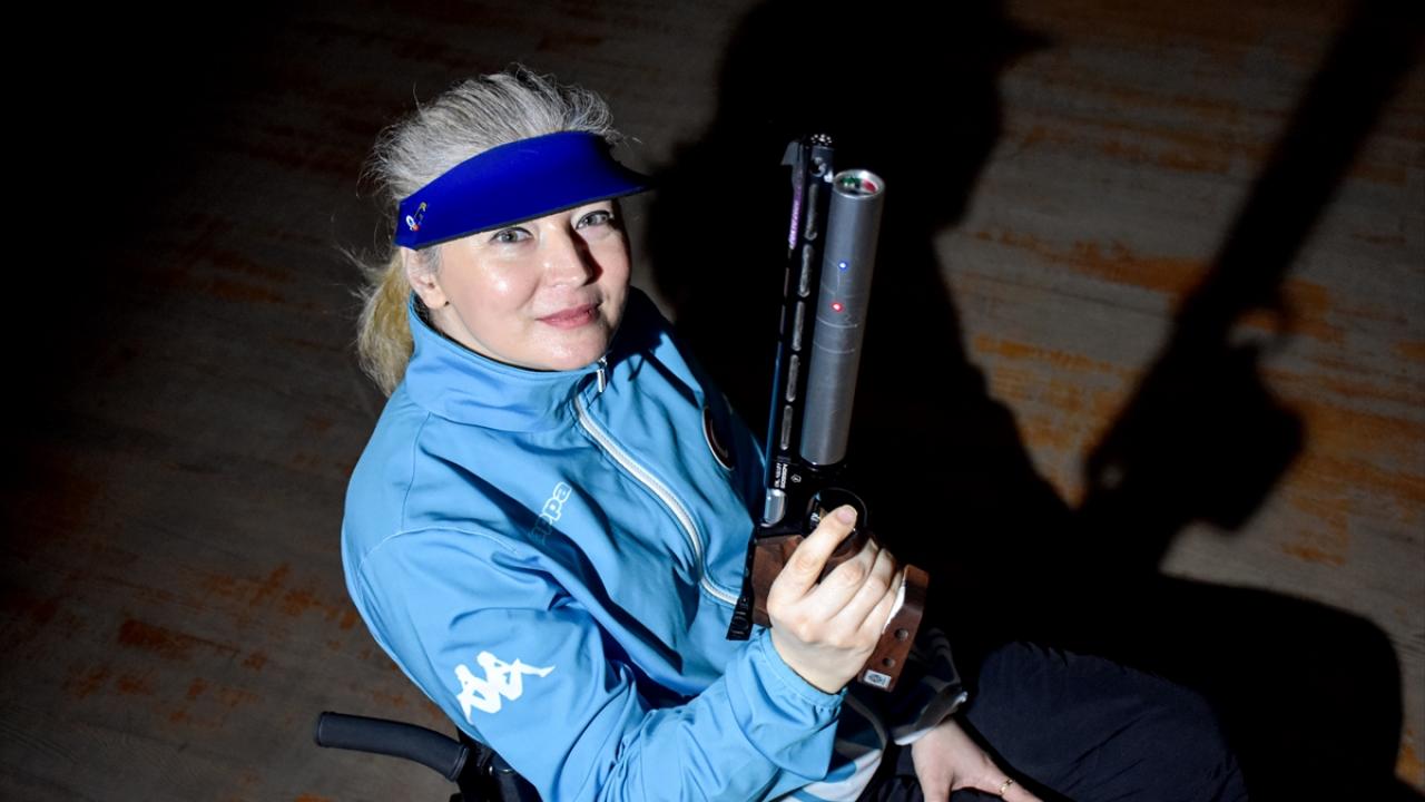 İyileşen felçli koluyla atış yapıyor