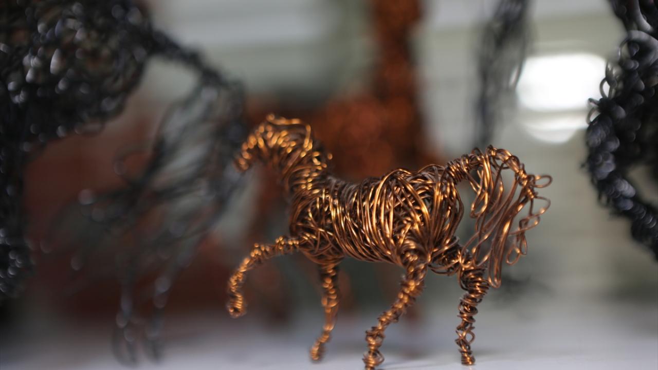 Dünyanın en küçük tel at heykelini yaptı