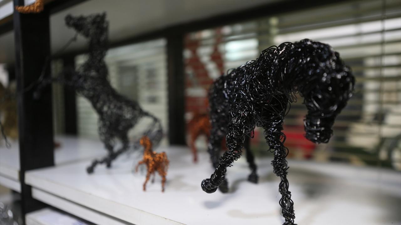 "Ağaç kökleri farklı farklı olduğu için ürettiğim eserler de özel oluyor"