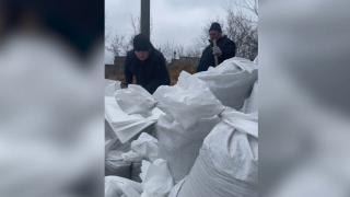 Rusya saldırılarından kaçan Ukraynalı çift, destek için geri döndü