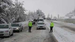 Denizli-Antalya kara yolunda kar nedeniyle ulaşım aksıyor