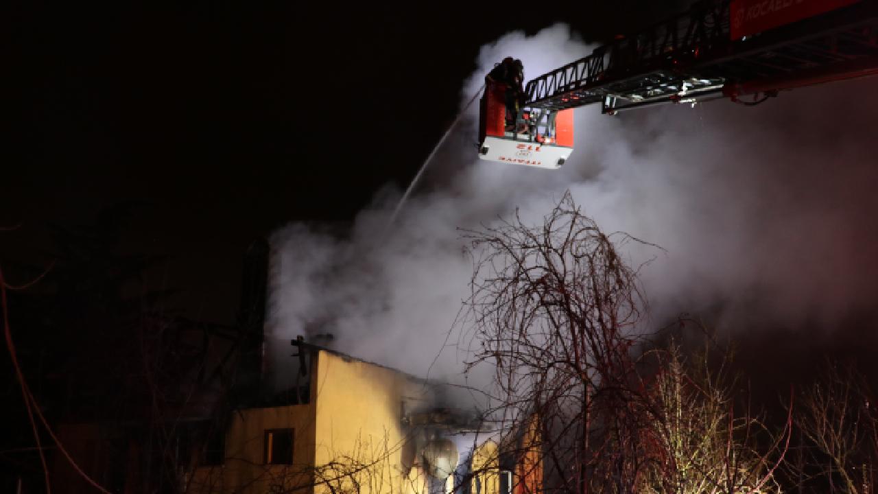 Kocaeli'de üç katlı evde yangın