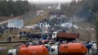 Ukrayna saldırılara direniyor: Sokaklara barikatlar kuruldu