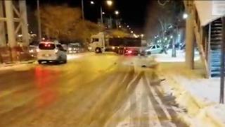 Buzlanan yolda kayan tır araçlara çarparak durabildi