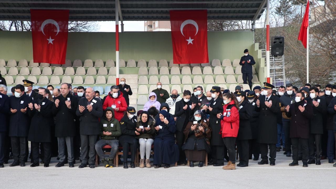 Saygı duruşunda bulunulmasının ardından şehit Ergin`in öz geçmişi okundu. 