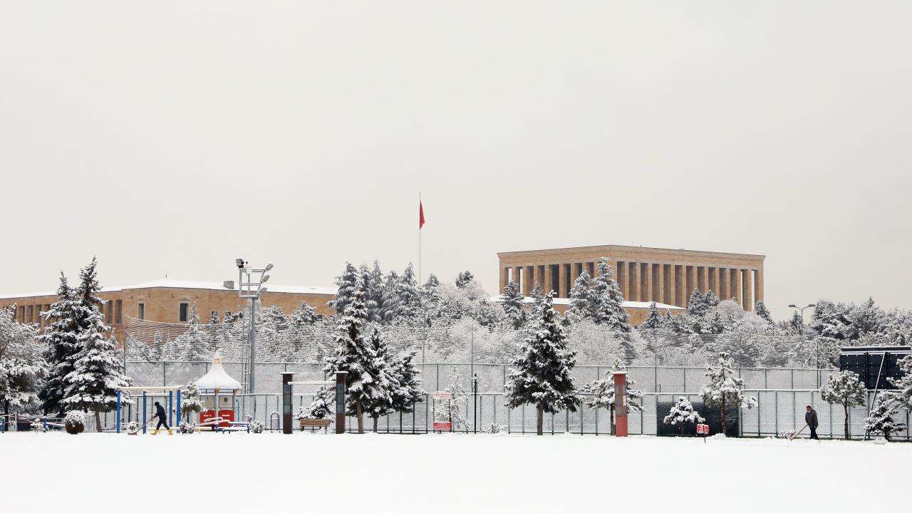 Mart kapıdan baktırmaya devam ediyor