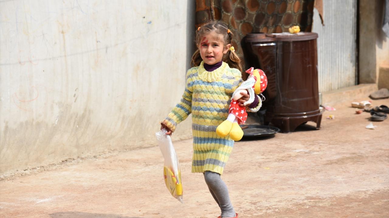 Türkiye`den gönderilen oyuncaklar, İdlibli çocuklara mutluluk veriyor