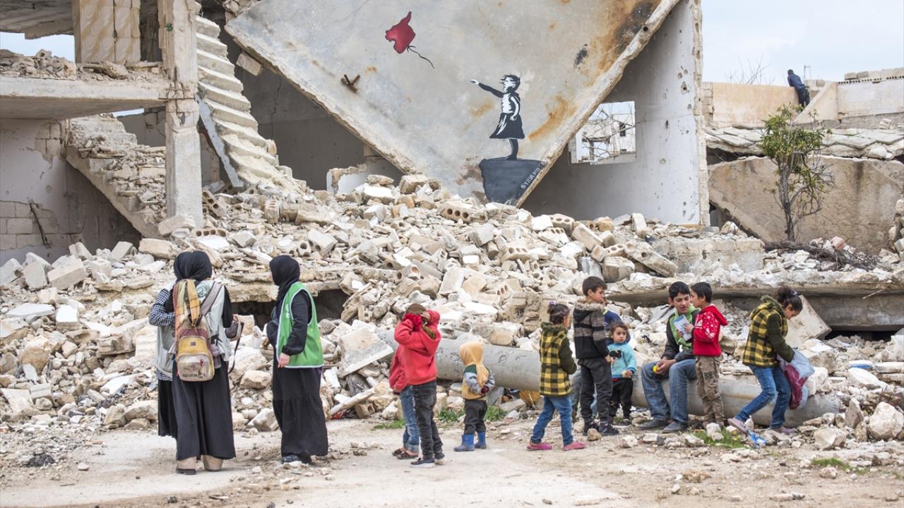 Ölümle burun buruna yaşam, tuvale dönüştürülen duvara resmedildi