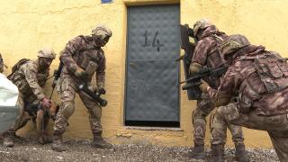 Polis özel harekat, göreve 'Operasyon Köyü'nde hazırlanıyor