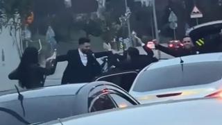 İstanbul'da düğün konvoyu trafikte araçlarını durdurup oynadılar