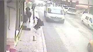 Dengesini kaybeden kadın, ezilmekten son anda kurtuldu