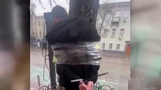 Ukrayna'da yağmacılar bağlanarak cezalandırıldı