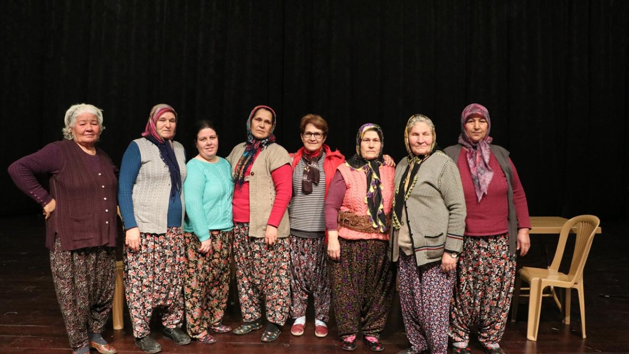 "Tiyatroyla doğruyu yanlışı anlatabiliriz"