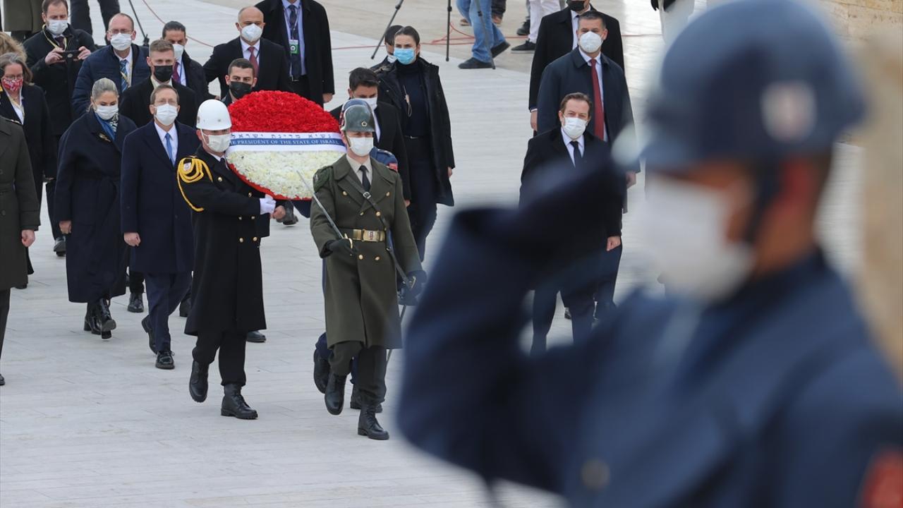 İlk ziyaretini Anıtkabir`e yaptı