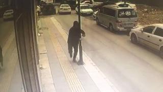 Arkasına bakarak yürüyen şahıs direğe çarptı