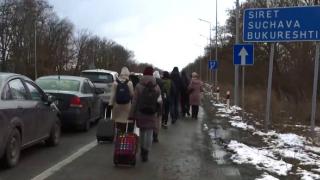 Yüz binlerce Ukraynalı Romanya sınırına akın ediyor