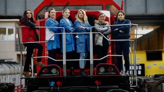 Kadınlar raylı sistem üretiminde başarıyla görev alıyor