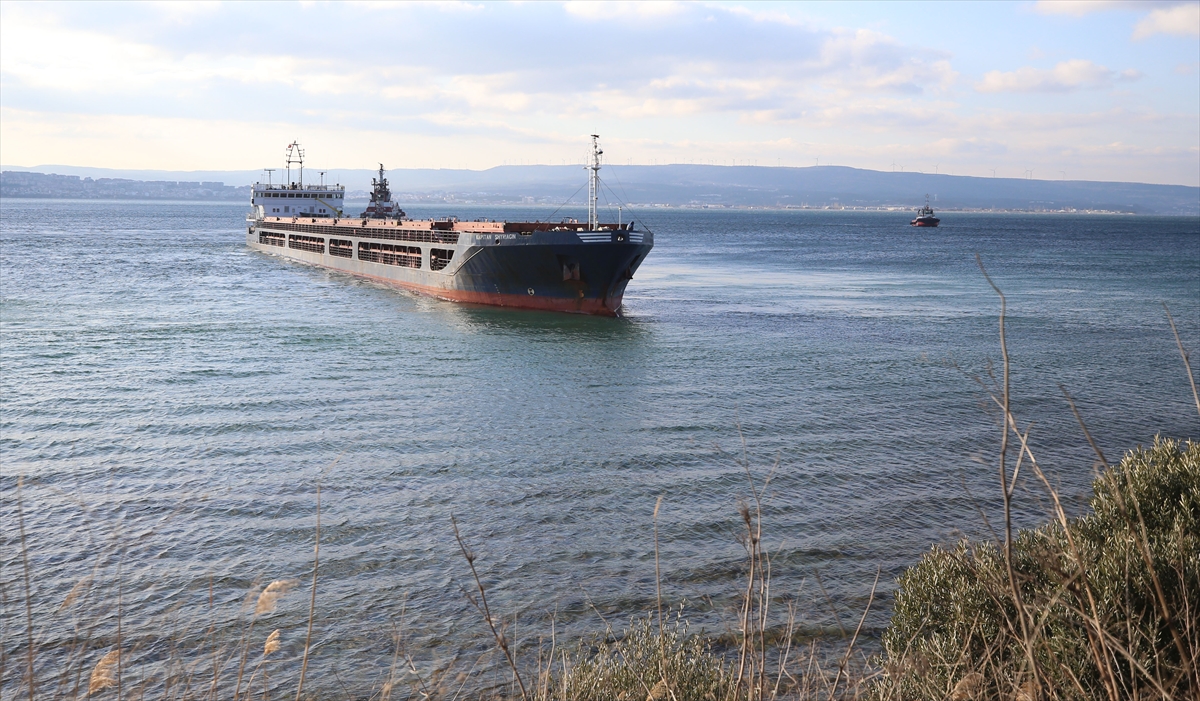 Çanakkale Boğazı'nda gemi karaya oturdu