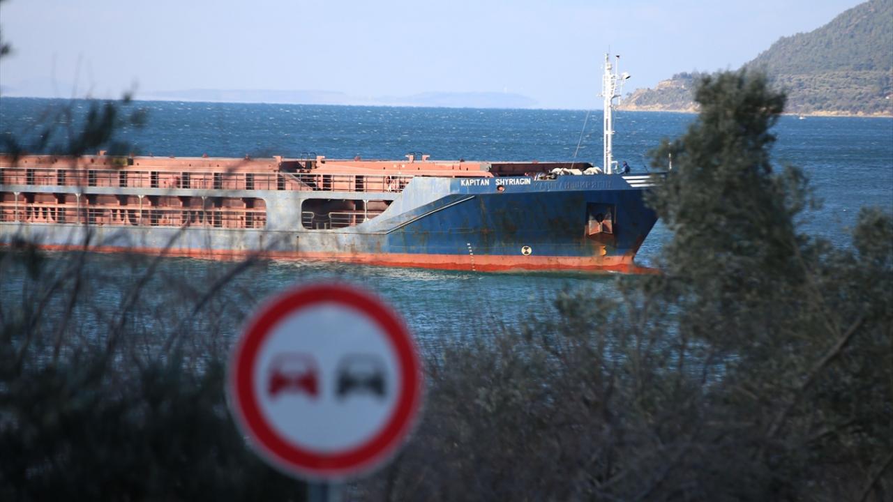 Çanakkale Boğazı'nda gemi karaya oturdu