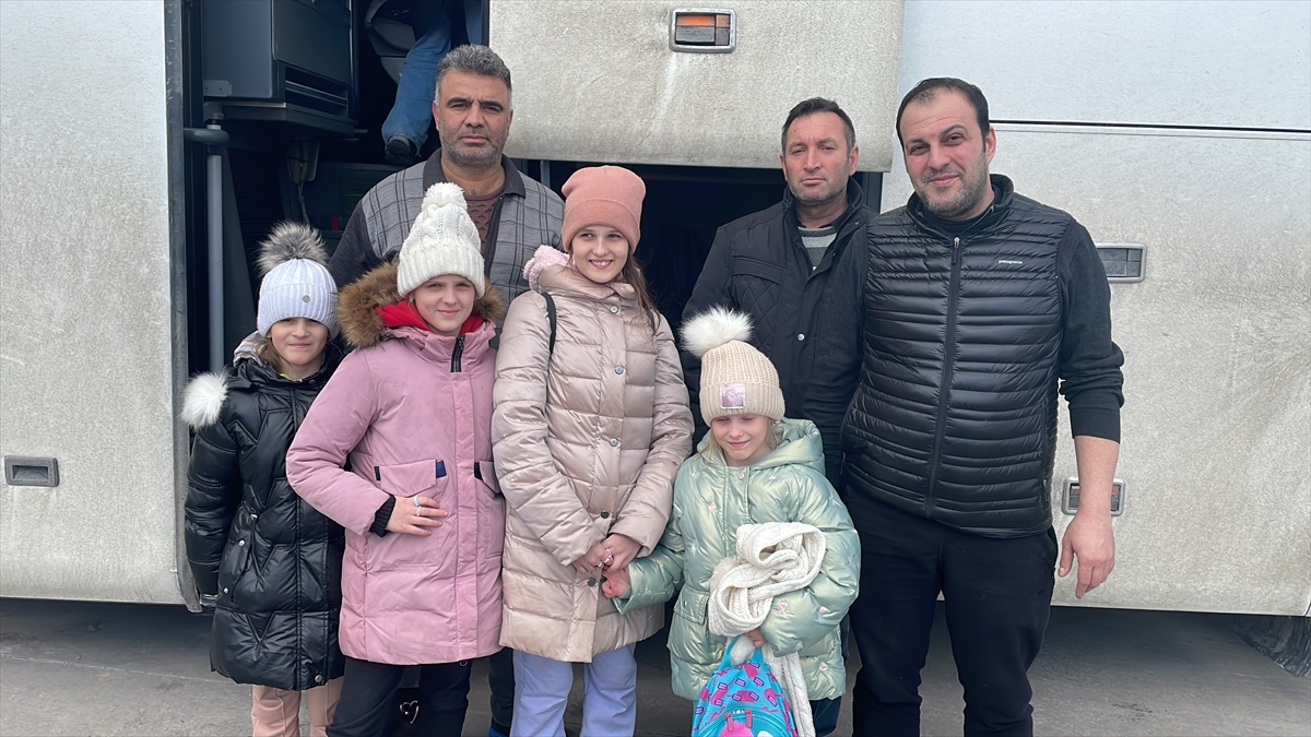 4 kız çocuğu Türk şoföre emanet edildi